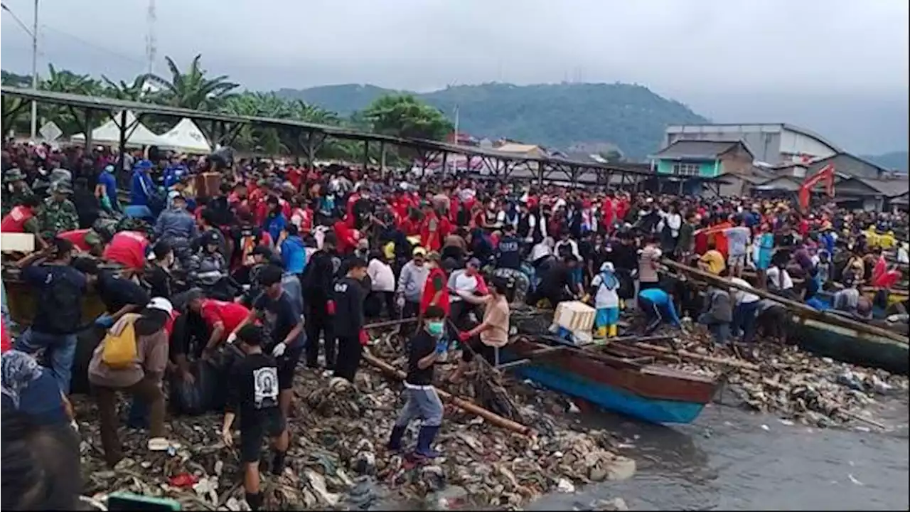 Ribuan Warga Lampung dan Pandawara Group Bersihkan Pantai Terkotor Nomor 2 di Indonesia