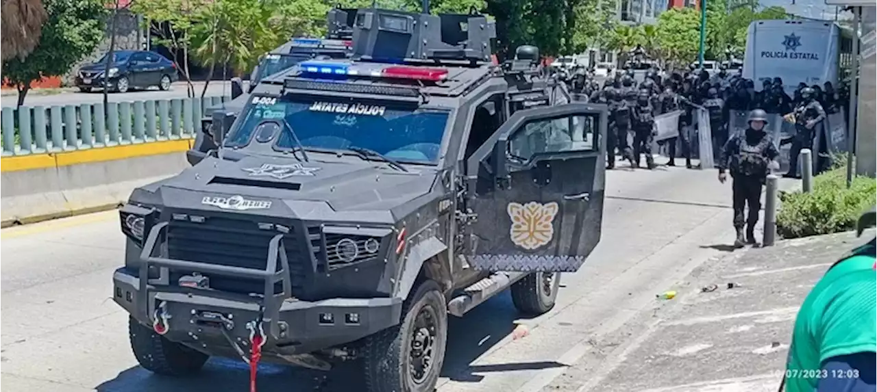 Manifestantes repliegan a la GN; irrumpen en Palacio de Gobierno en Chilpancingo