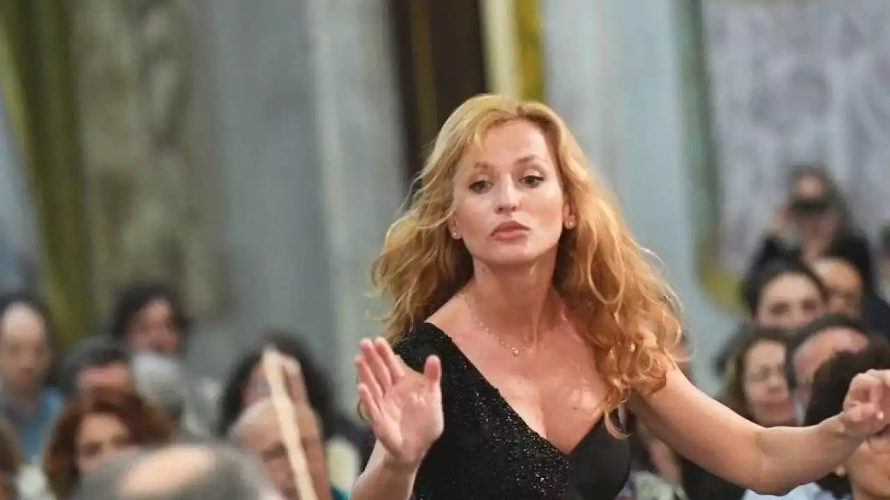 Nizza, 12 associazioni contro l’invito a Beatrice Venezi. “No al concerto, è una diretttrice d’orchestra neo-fascista” - La Stampa