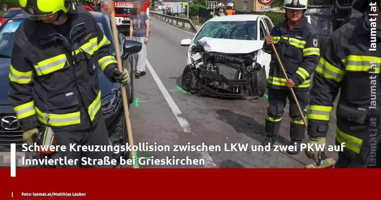 Schwere Kreuzungskollision zwischen LKW und zwei PKW auf Innviertler Straße bei Grieskirchen | laumat|at