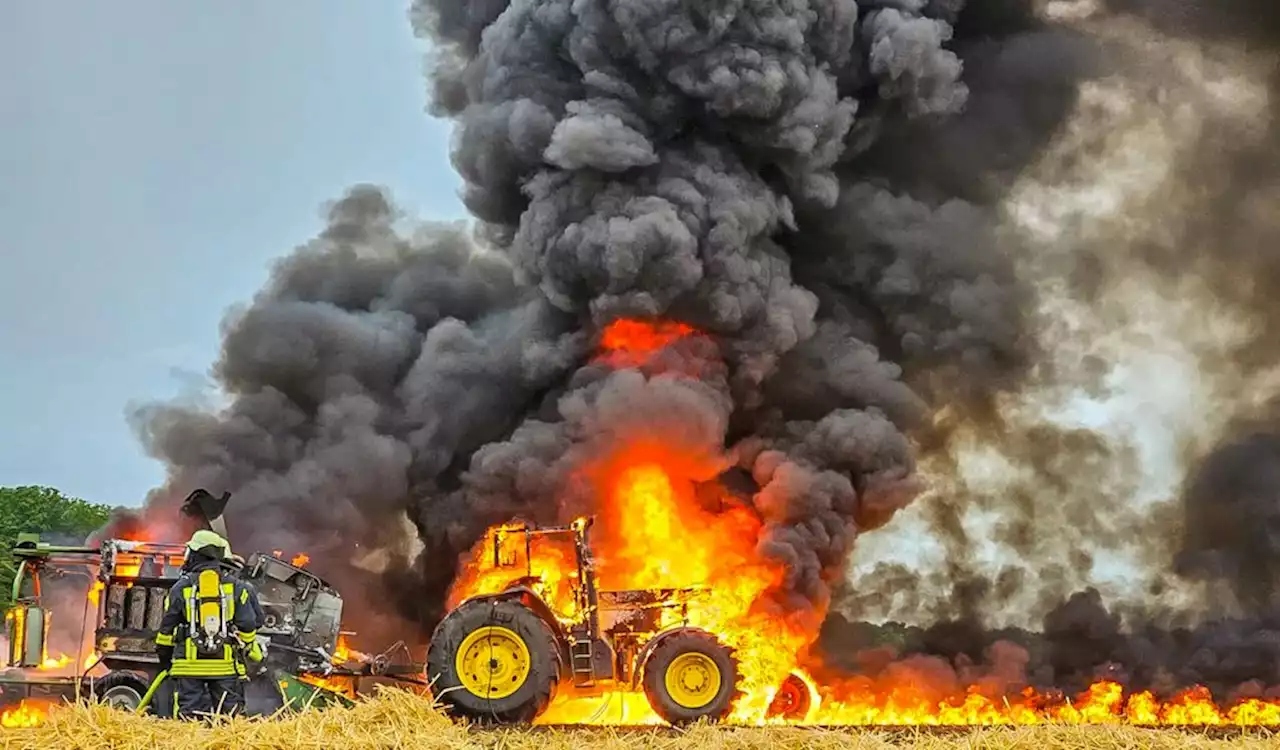 Im Norden: Traktor geht bei Erntearbeiten in Flammen auf