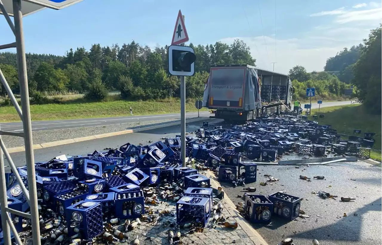 4000 Halbe verschüttet: Bierlaster verliert seine Ladung auf der Autobahnauffahrt