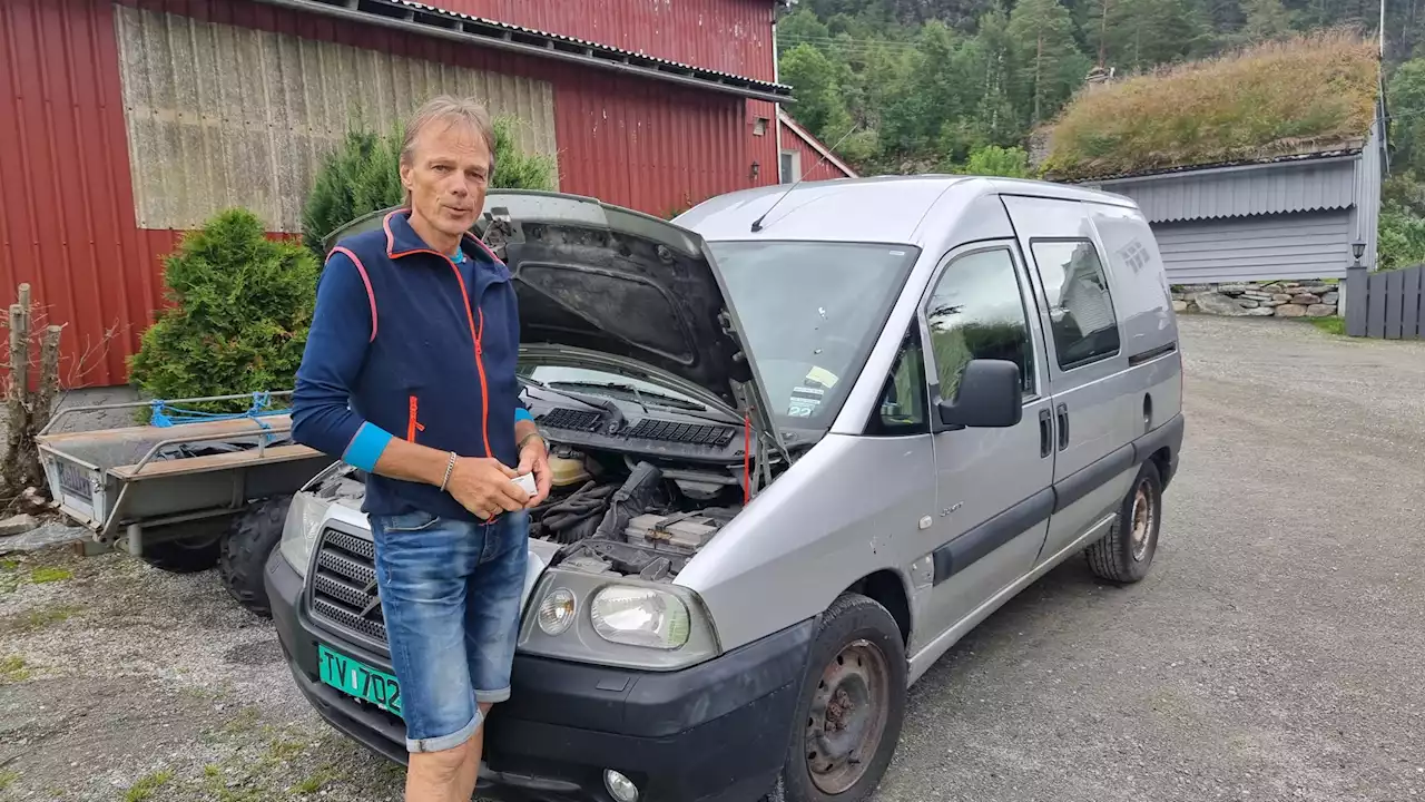 Først rauk bilen. Så rauk den andre bilen. Så rauk ATV'en. Så rauk traktoren. Så rauk den andre traktoren. Så vart katten valdteken. Så vart Jens Ole sjuk. Men han er like blid