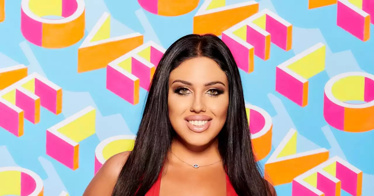 Love Island's Anna Vakili stuns fans as she poses with her lookalike sister