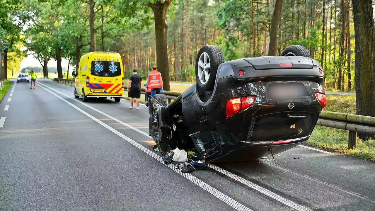 Auto via vangrail gelanceerd en over de kop, mogelijk lachgas in het spel