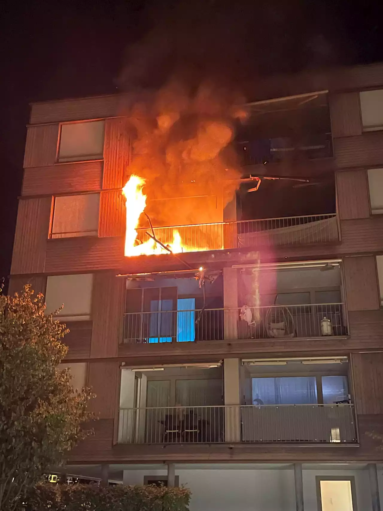 Wohlen AG: Brand auf Balkon eines Mehrfamilienhauses