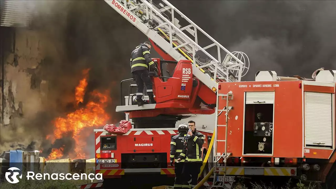 Dois bombeiros ligeiramente feridos em dois incêndios este domingo - Renascença