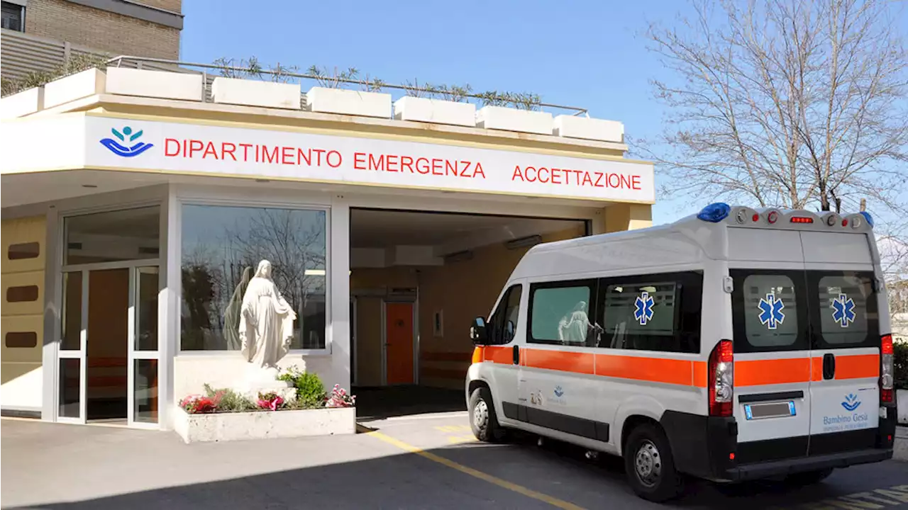 Urta flacone di acido abbandonato in strada mentre passeggia in bici: ustionato un 14enne