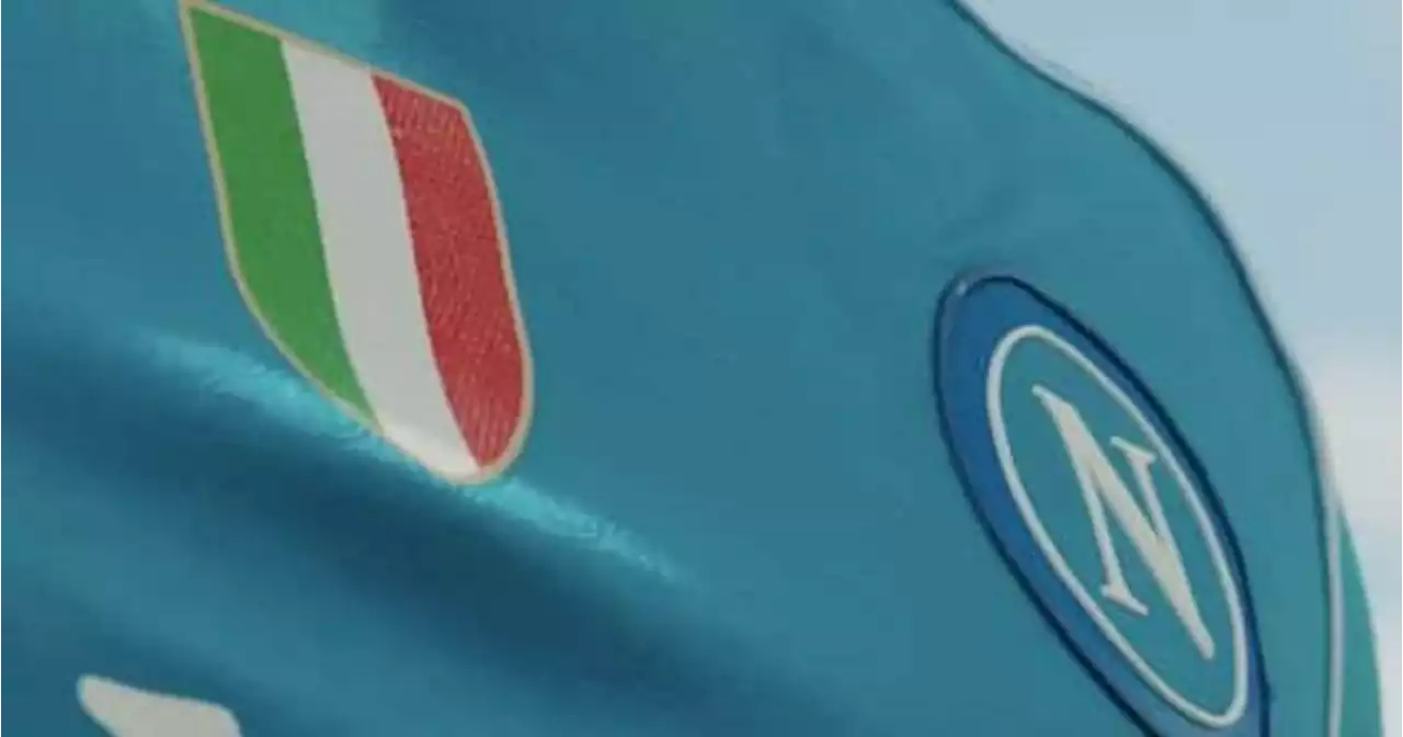 Il Napoli presenta la sua nuova maglia con lo scudetto