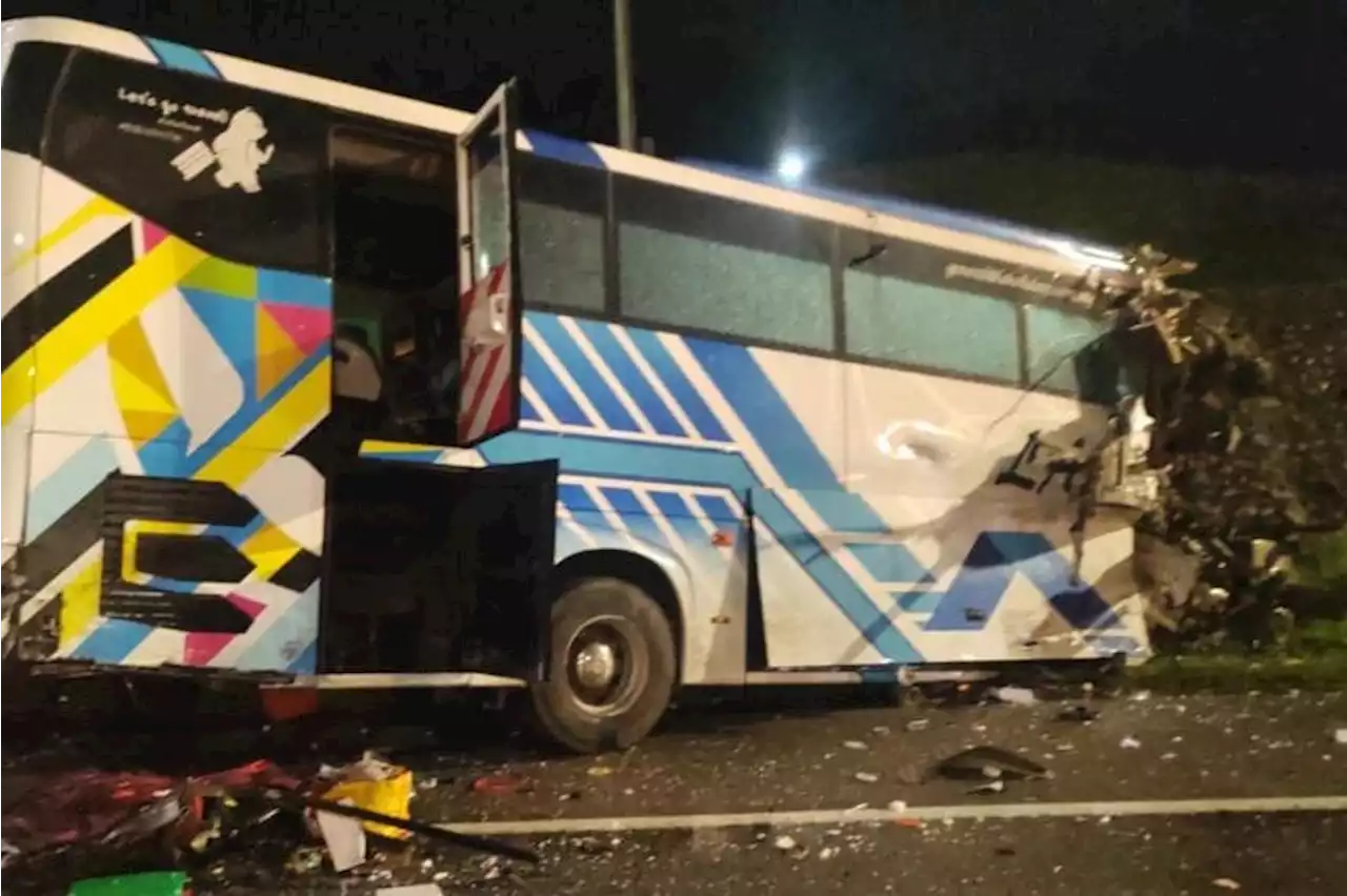 2 dead, 3 Singaporeans injured in accident on Malaysia highway involving tour bus to KL