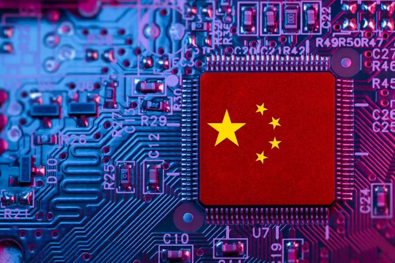 Por que as gigantes da tecnologia estão investindo em fábricas de chips fora da China?