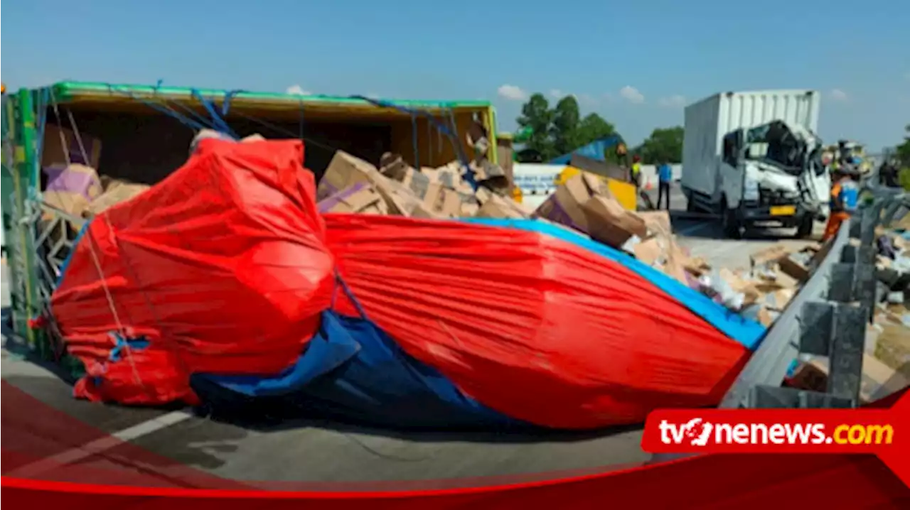 Imbas Truk Box Tabrak Truk Ekspedisi, Jalan Tol Madiun Macet 1 Kilometer Lebih