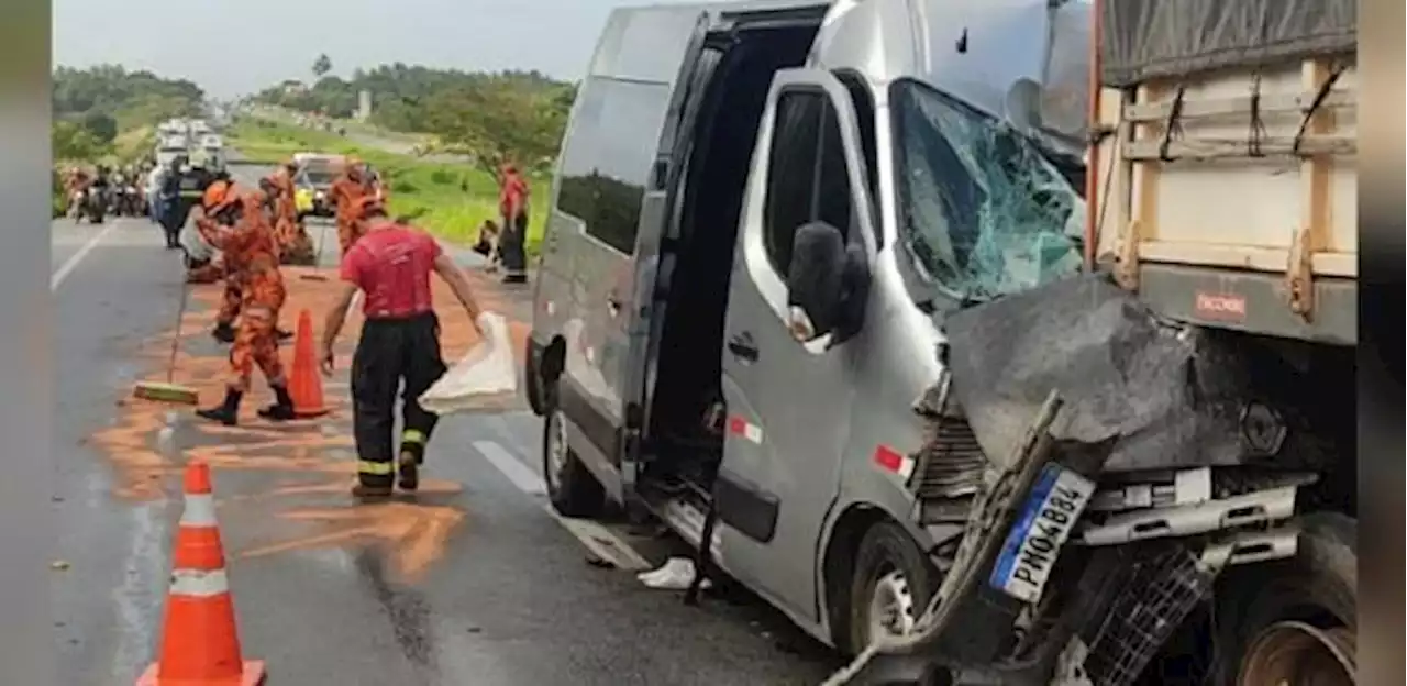 Acidente com van que levava passageiros ao hospital deixa dois mortos no CE