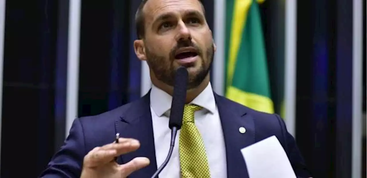 Eduardo Bolsonaro compara 'professor doutrinador' a traficantes em ato pró-armas em Brasília