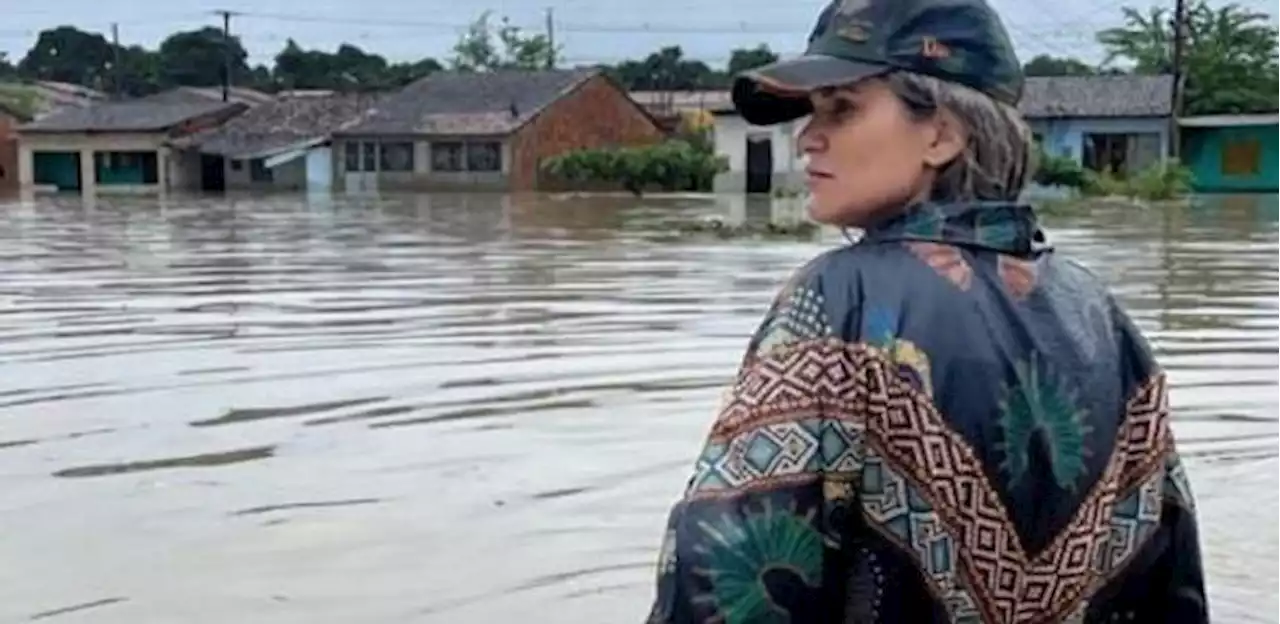 Prefeita nega ter posado para fotos em enchente em AL: 'Estava trabalhando'