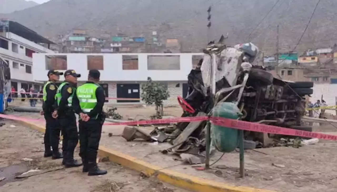 Al menos 4 muertos y 20 heridos tras choque de dos buses en Lima