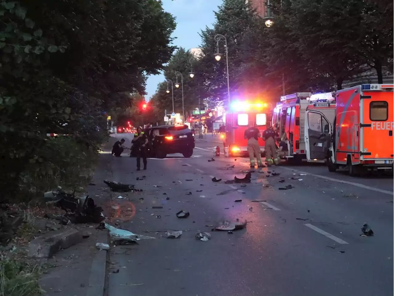 Berlin-Kreuzberg: SUV-Fahrer kracht in der Yorckstraße gegen Baum