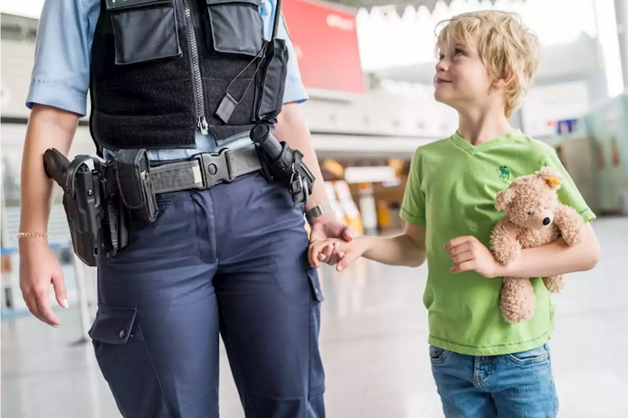 Mutter raucht am Bahnsteig: Zug fährt ohne sie, aber mit ihren Kindern ab