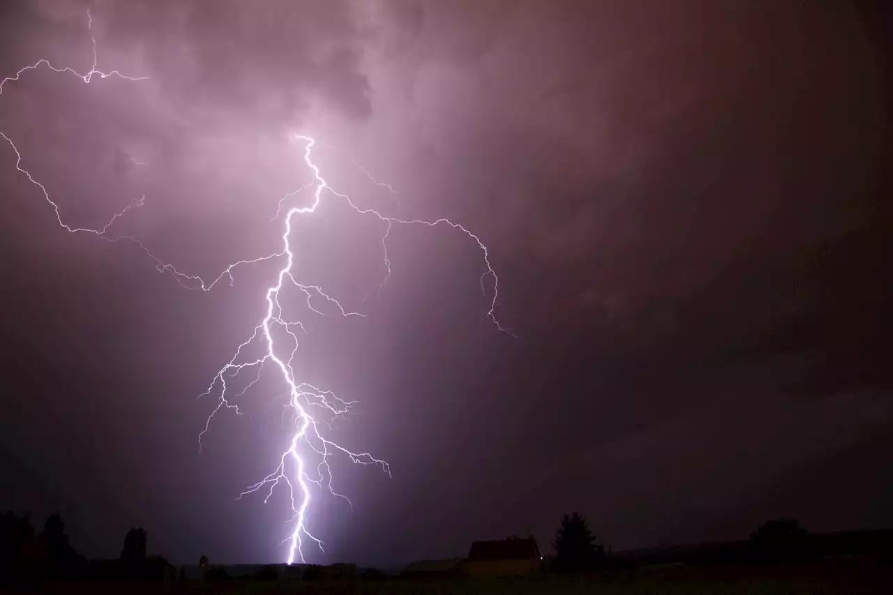 Orages : les images impressionnantes des violentes intempéries qui frappent l'est de la France