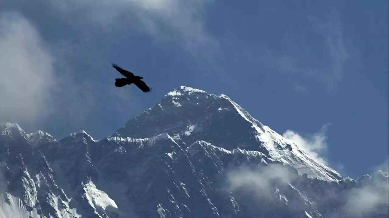 At least 5 dead after helicopter carrying Mexican tourists crashes near Mount Everest in Nepal