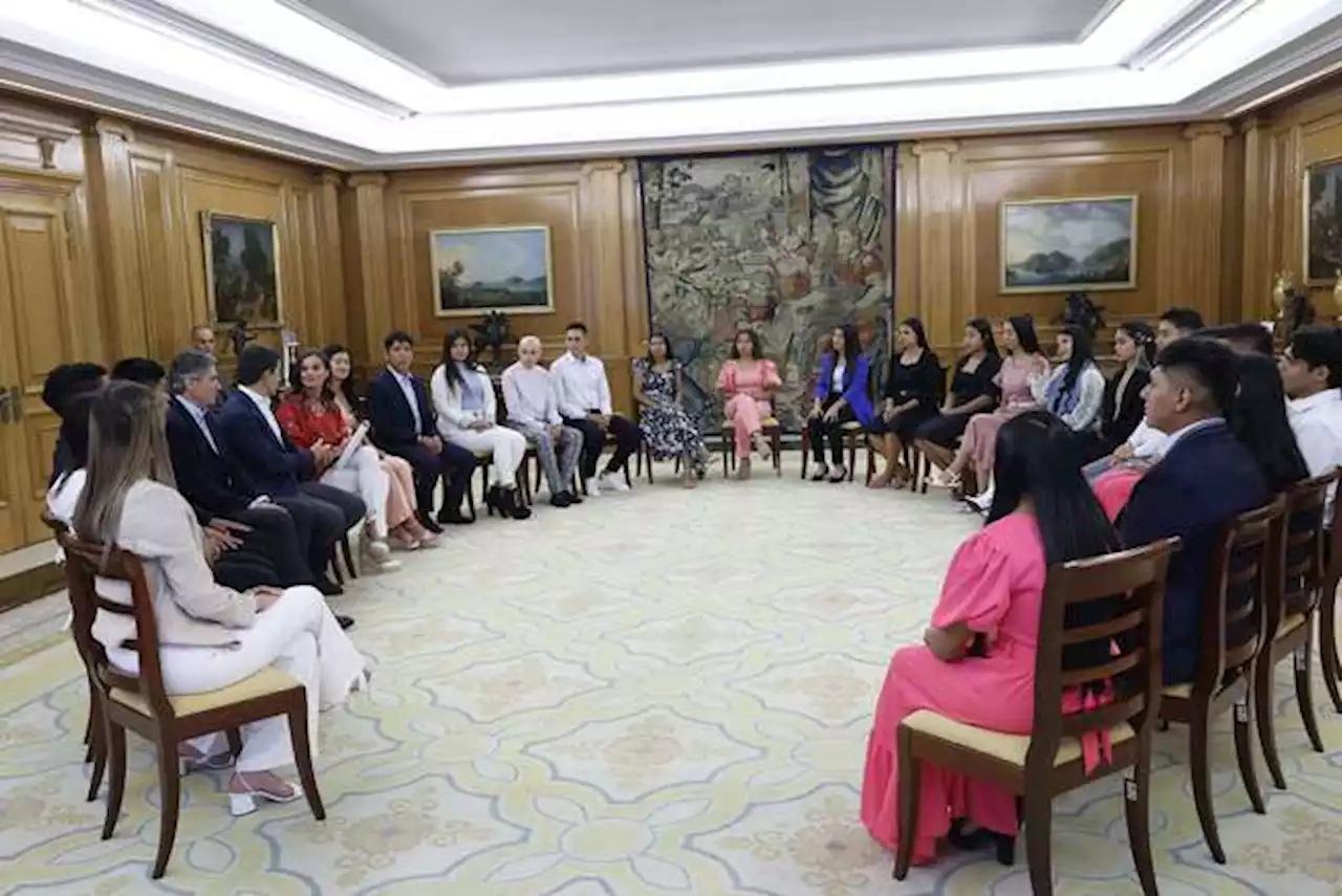 Jóvenes colombianos, líderes en su comunidad, se reunieron con la reina Letizia