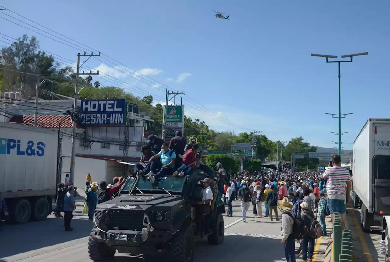 Liberan 13 agentes retenidos por manifestantes en el sur de México