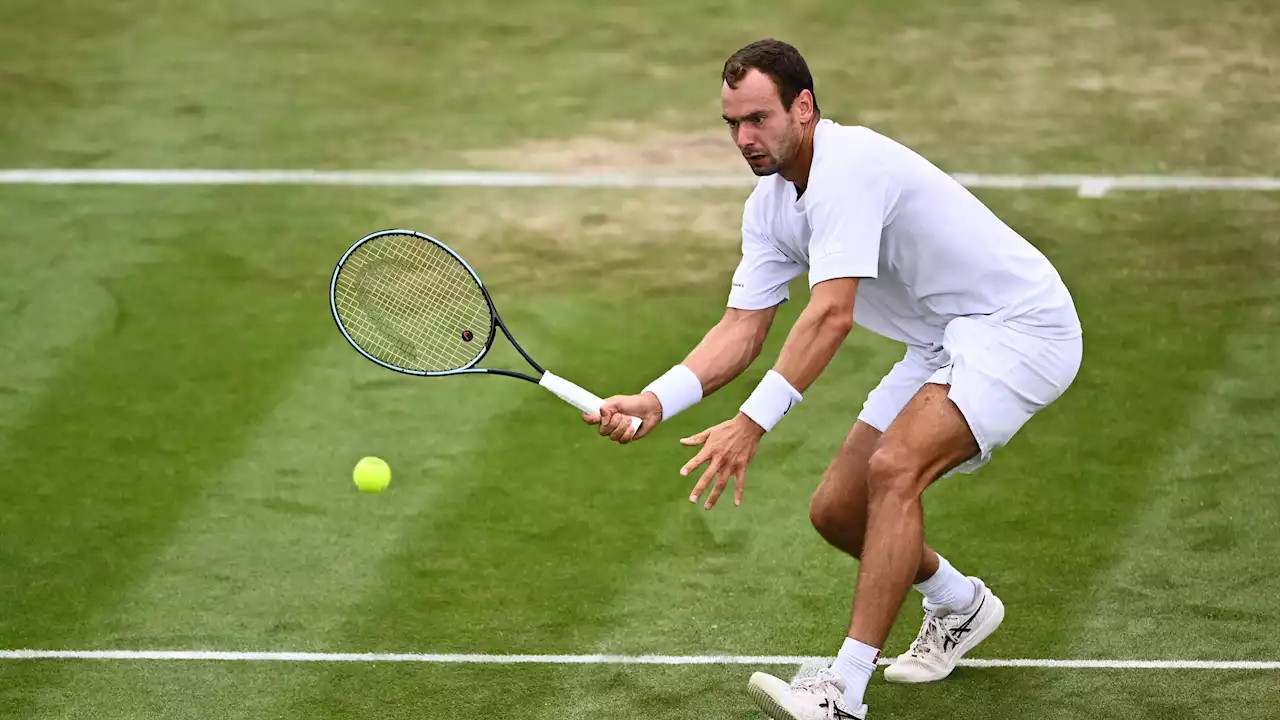 Wimbledon - Chi è Roman Safiullin, alberghi low cost e passato controverso: l'ostacolo di Jannik Sinner sulla semifinale