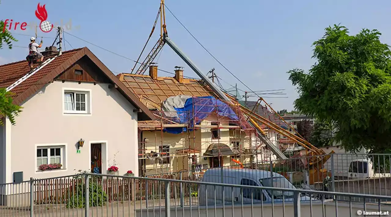 Oö: Baukran stürzt auf einer Baustelle auf ein Haus