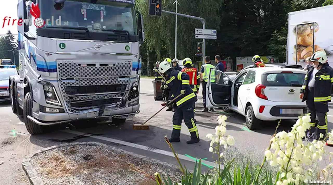 Oö: Kreuzungsunfall zwischen Lkw und zwei Pkw