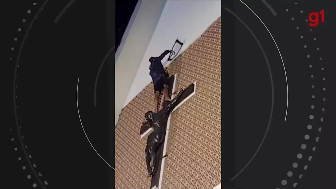 Jovem é gravado escalando estátua de Jesus Cristo para pichar entrada de igreja na Ilha do Governador