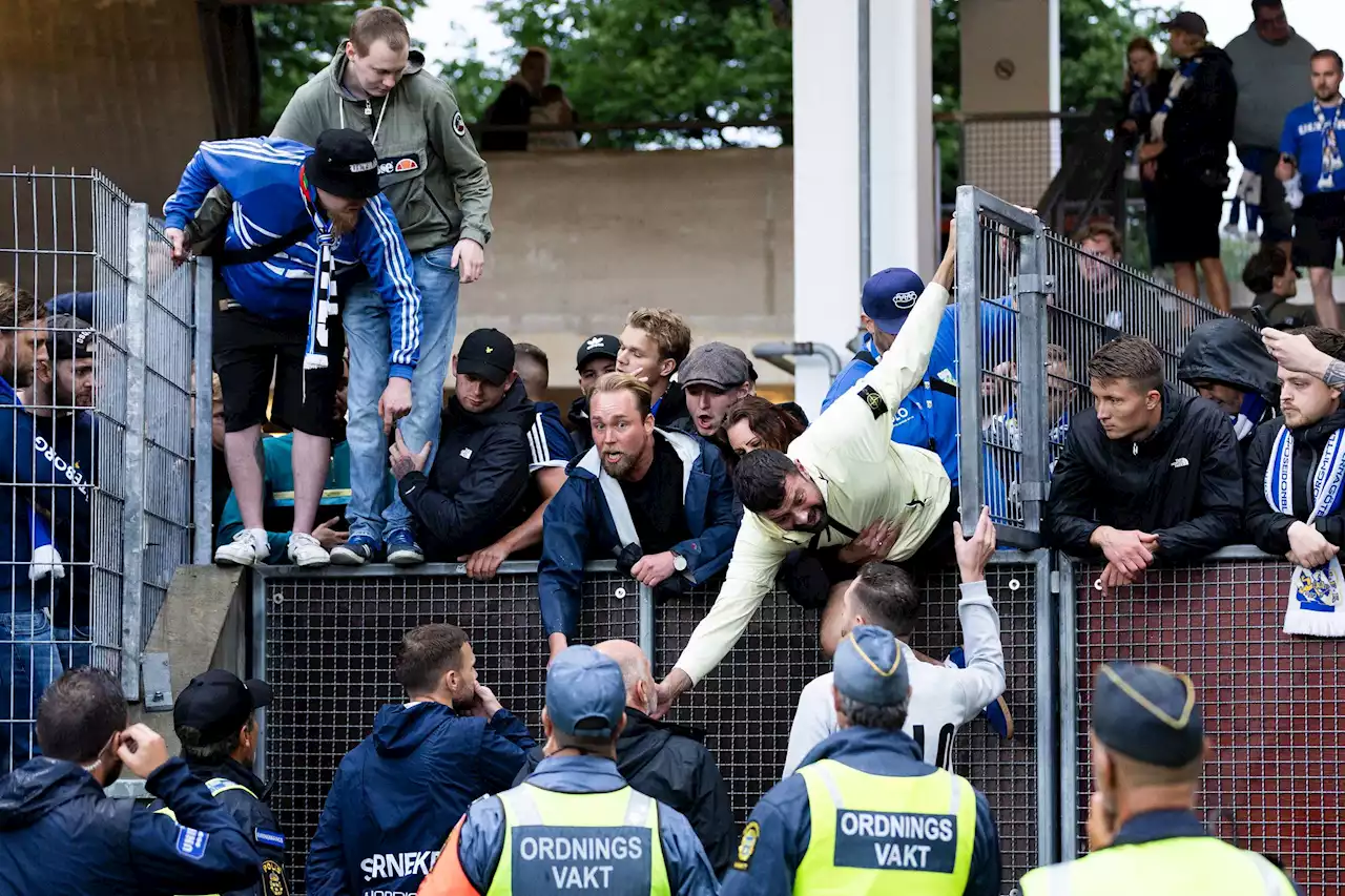 Blåvitt i samtal med fansen utanför Gamla Ullevi: 'Håller med om det de säger”