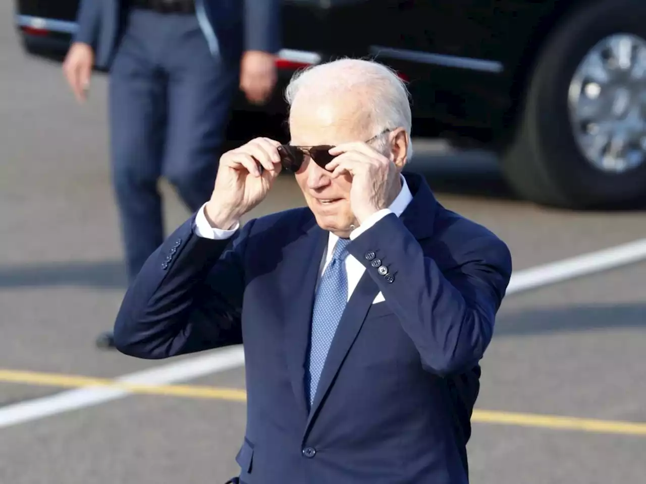 'Aggrappato per non cadere': lo strappo di Biden al protocollo con Re Carlo