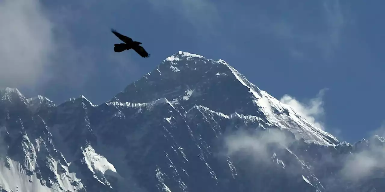 Sei persone sono morte nello schianto di un elicottero turistico vicino all’Everest - Il Post