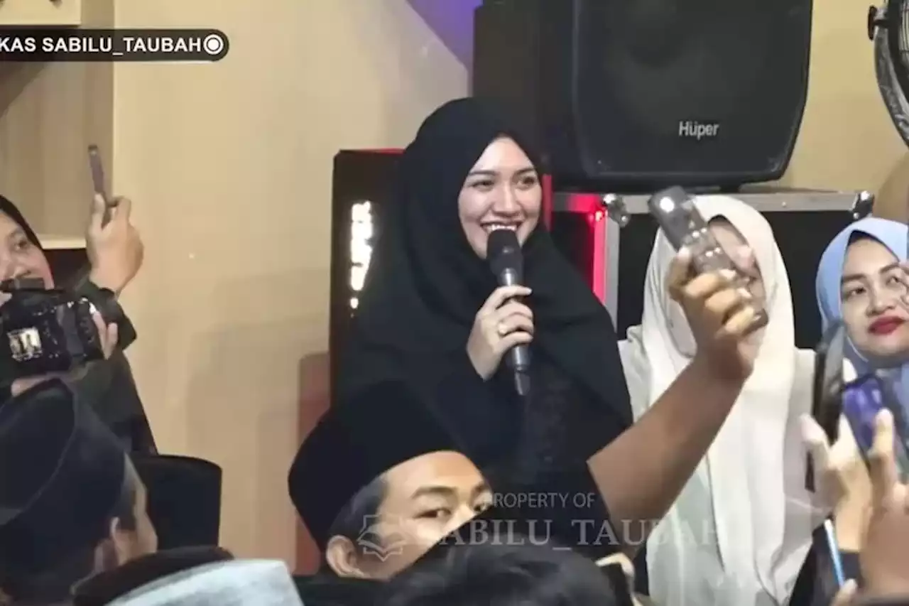 Ikut Pengajian Gus Iqdam, Happy Asmara: Asmara Hancur Shalawat Meluncur - Jawa Pos