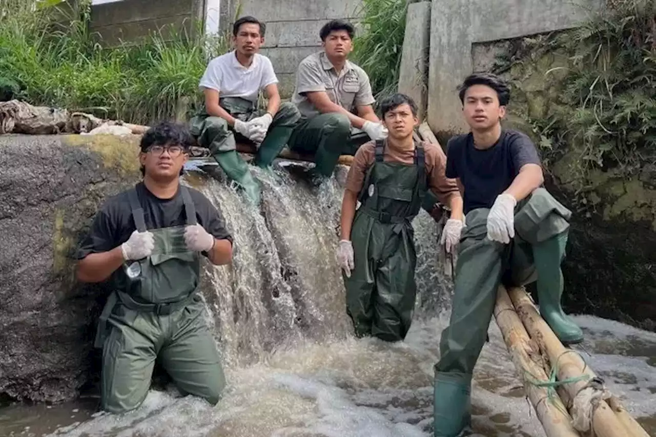 Mengenal Pandawara Group, 5 Anak Muda yang Sukses Ajak 3.700 Volunteer Bersih-bersih Pantai - Jawa Pos