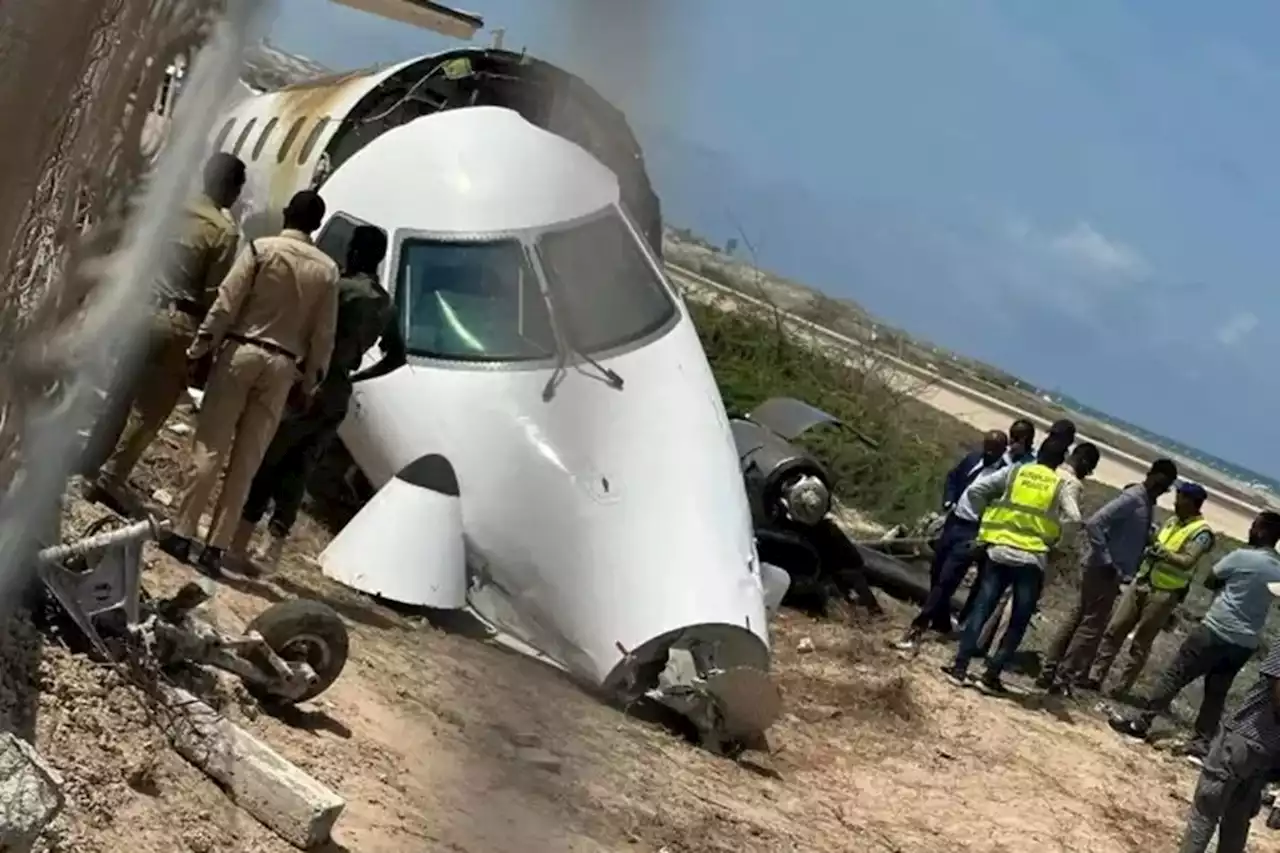 Avião perde o controle, sai da pista e se choca contra muro na Somália; vídeo