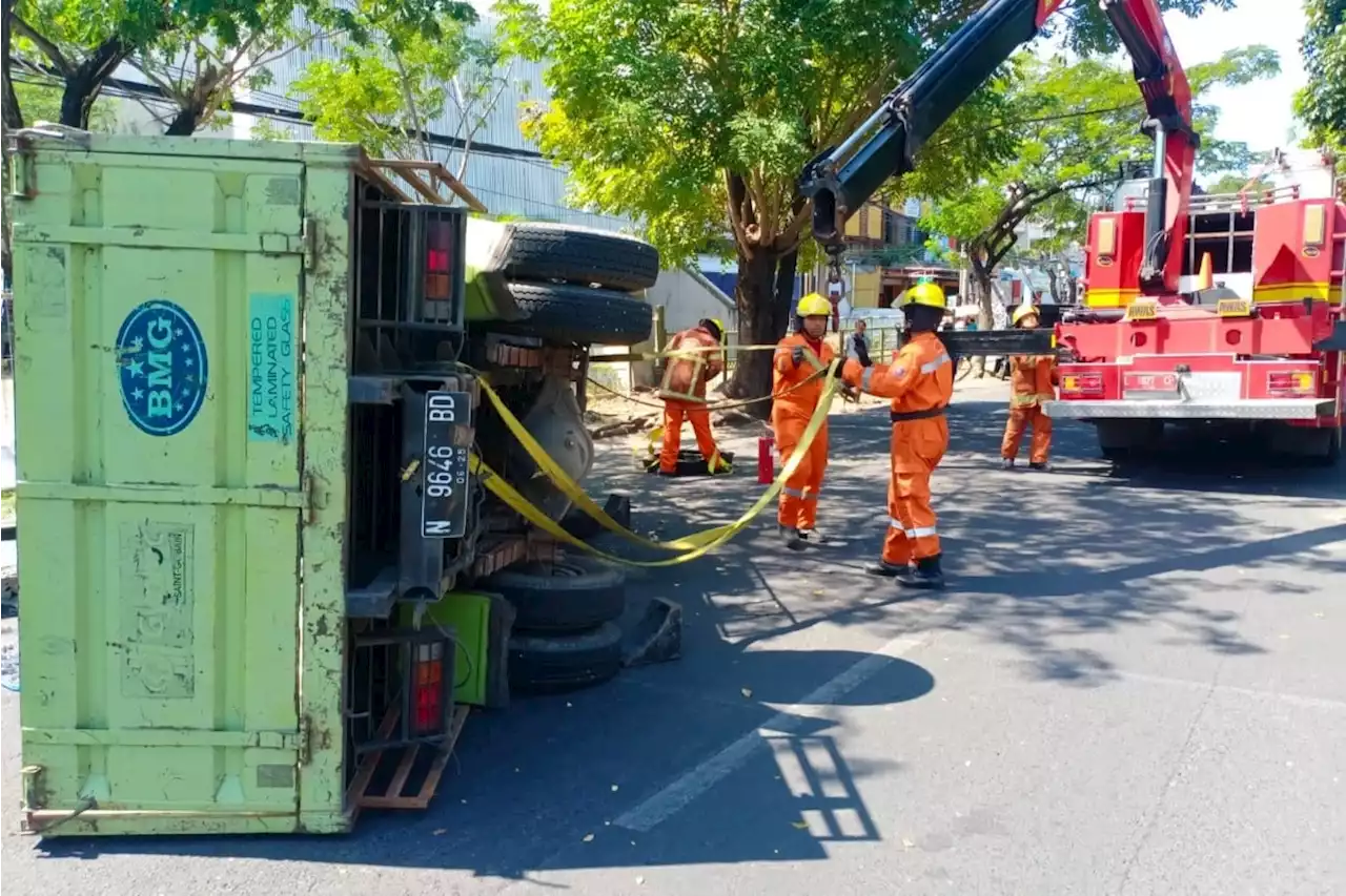 Tali Pengikat Kaca Putus, Truk Terguling di Jalan Arif Rahman Hakim Surabaya