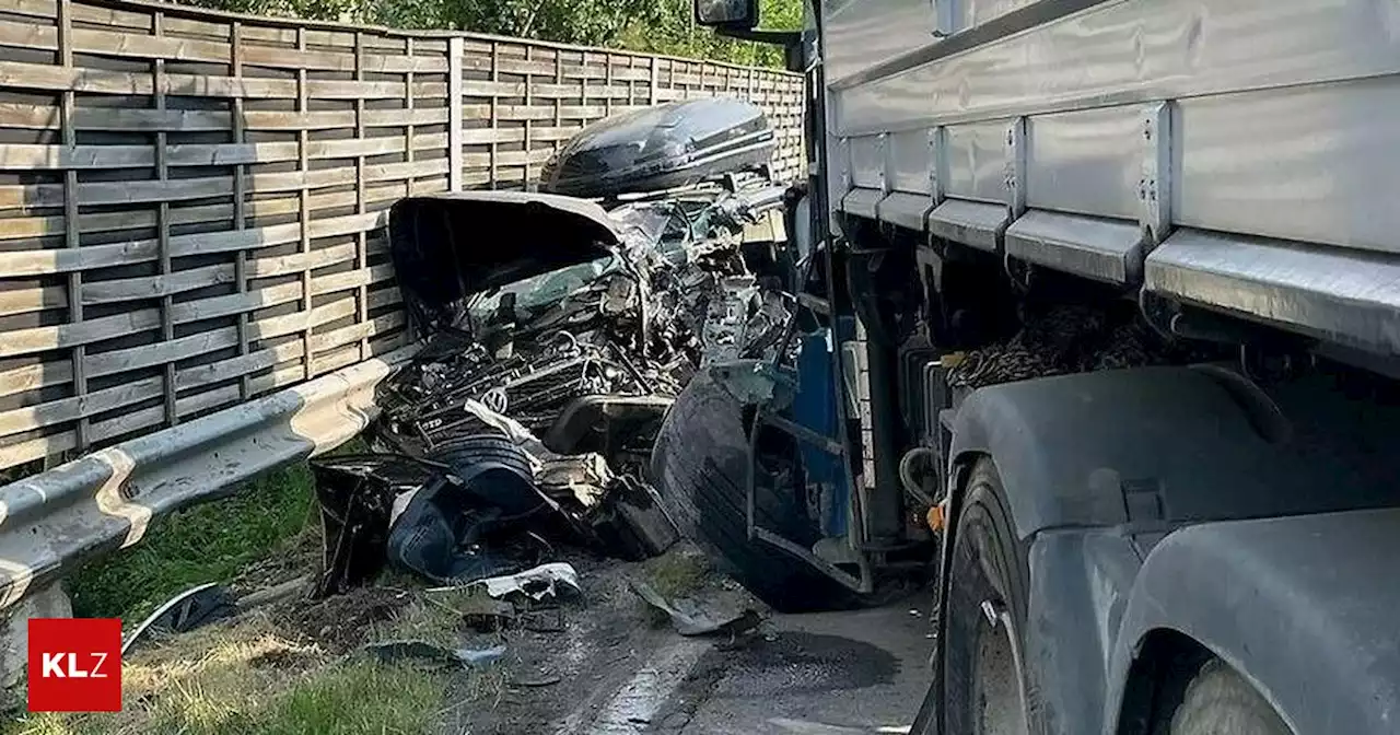 &quot;Sehr schwere Rettungsaktion&quot; - Lkw traf zwei Autos: Ein Mann starb, eine Frau wurde schwerst verletzt