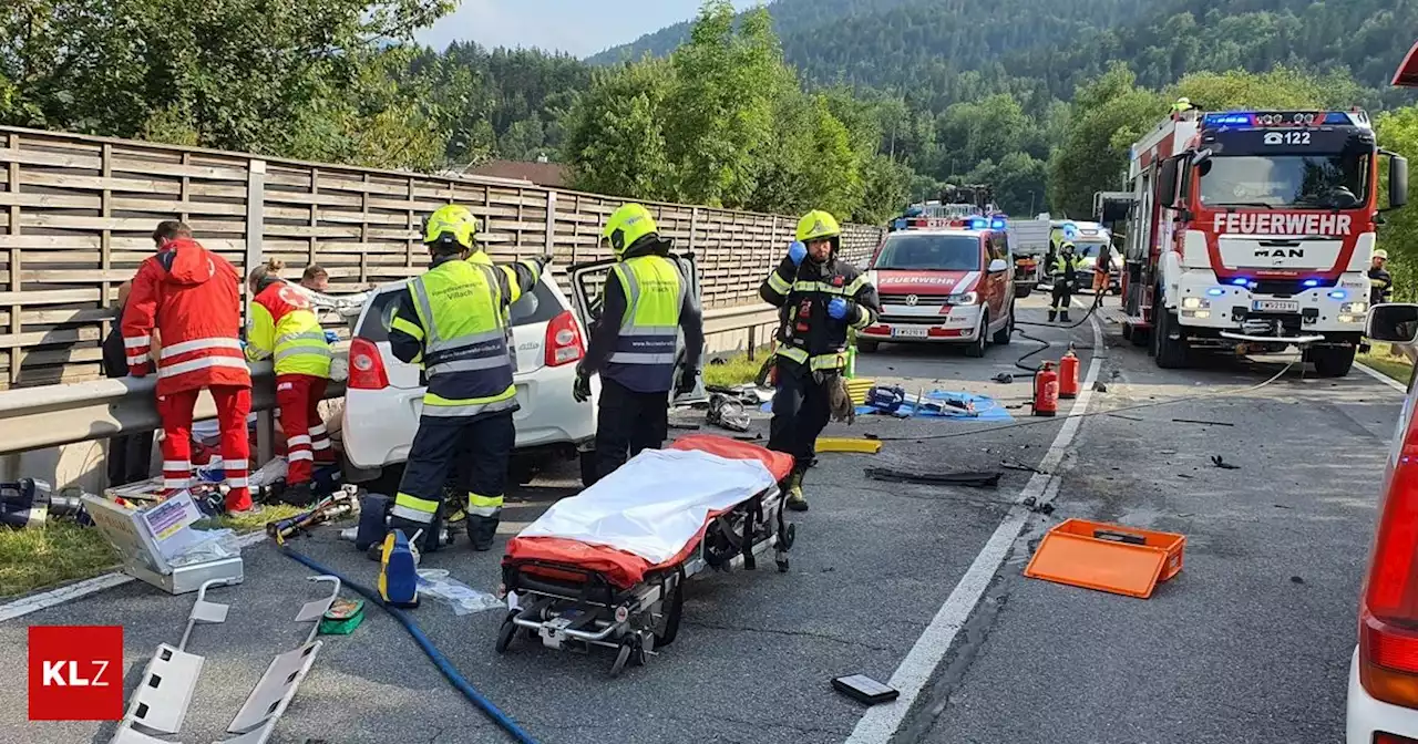 Schwierige Rettung - Lkw traf zwei Autos: Ein Mann starb, eine Frau wurde schwerst verletzt