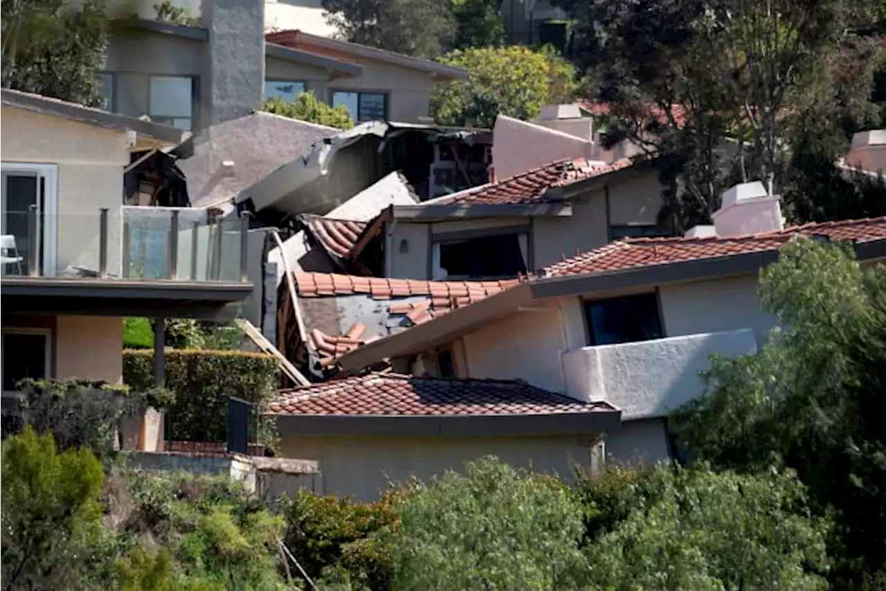 Landslide tears apart luxury homes on Southern California's Palos Verdes Peninsula