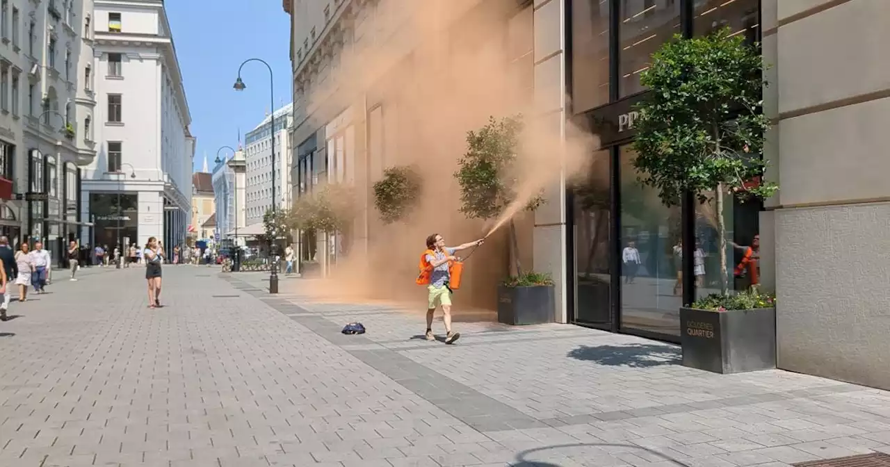 Farbattacke auf Prada und Nobelhotel in Wiener Innenstadt