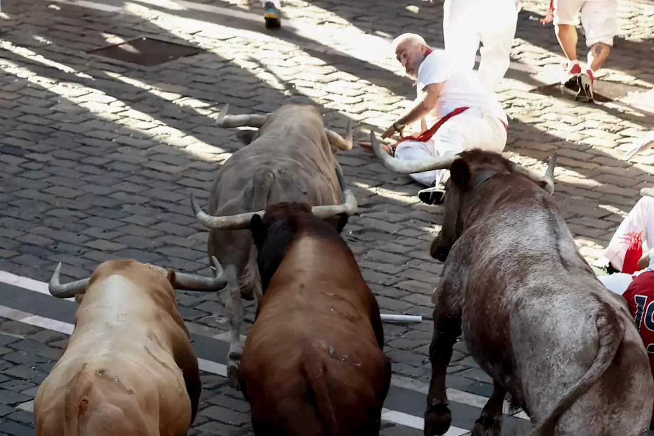 Así ha sido el quinto encierro de San Fermín 2023: velocidad vertiginosa de los Nuñez del Cuvillo