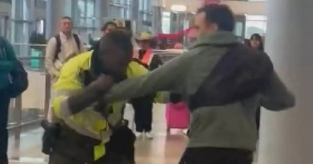 (Video) Extranjero propinó fuerte golpiza a policía en el aeropuerto El Dorado