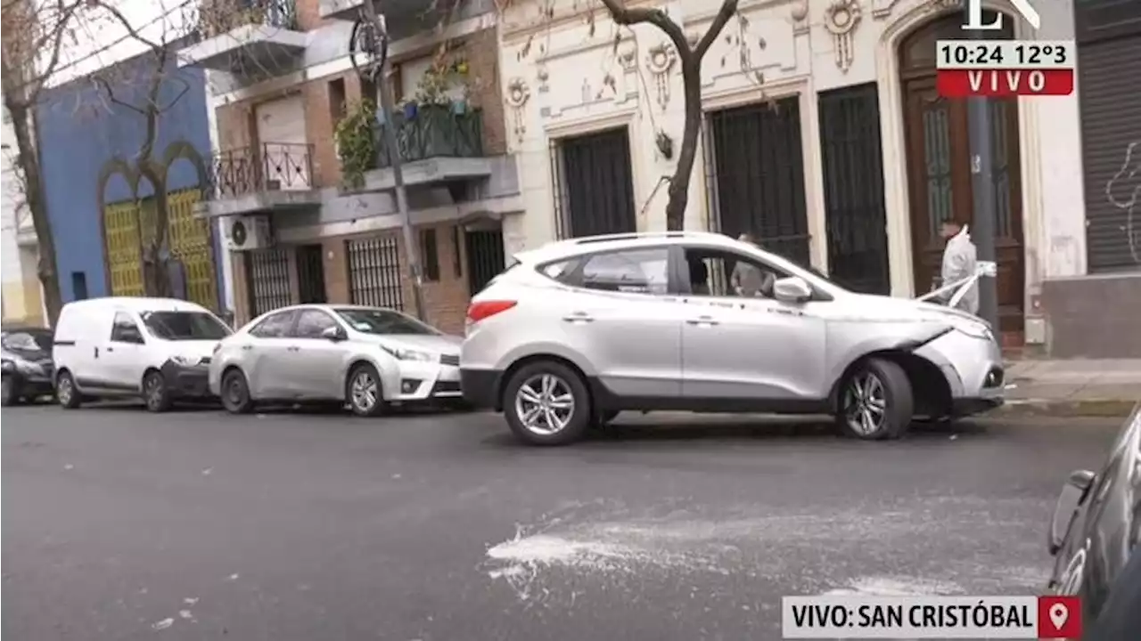 Una pareja atropelló y mató a un hombre en Once y huyó: en el auto había un arma