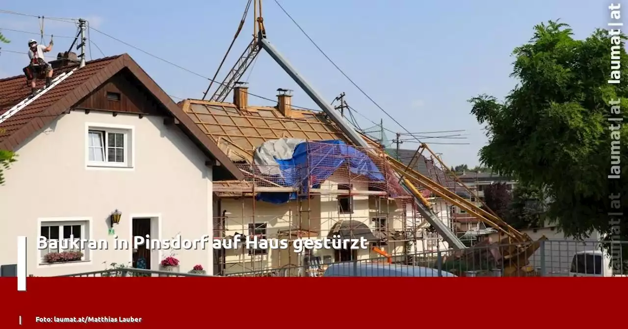 Baukran in Pinsdorf auf Haus gestürzt | laumat|at