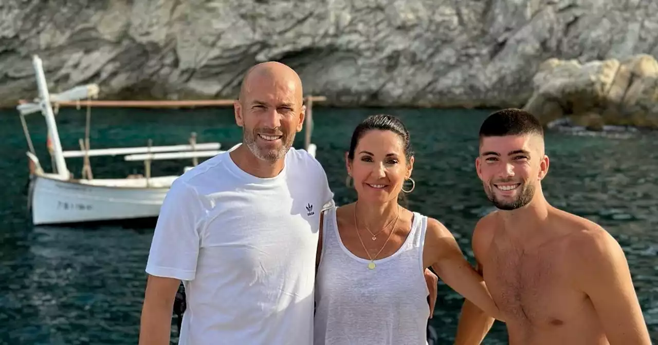 Abdos, pétanque et piscine : les photos de vacances 2023 de la famille Zidane à Ibiza