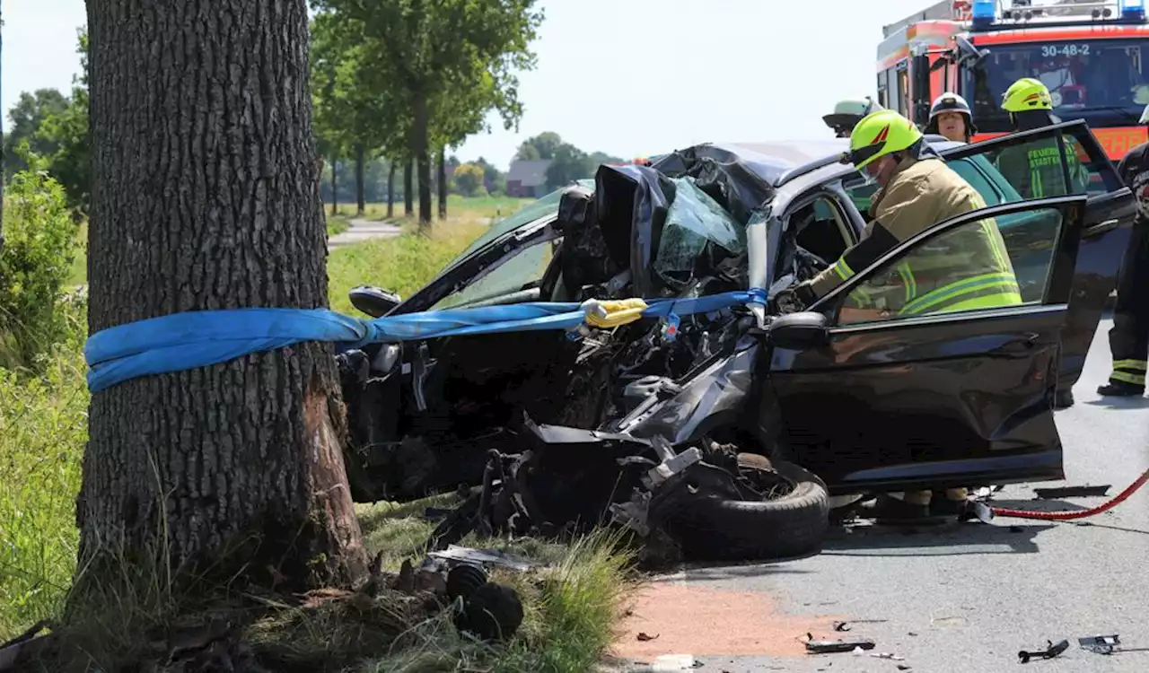 Mit hohem Tempo gegen Baum: Mann stirbt bei Unfall im Norden