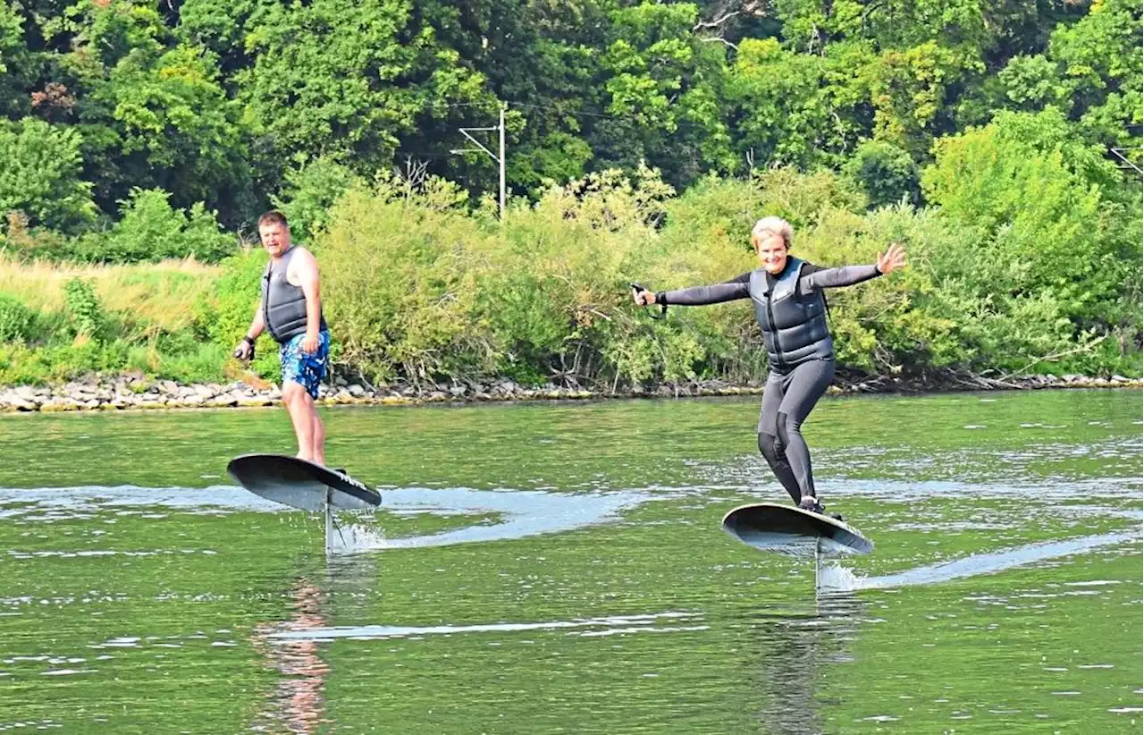 Fürstin Gloria hebt ab: Mit dem fliegenden Surfbrett über die Donau