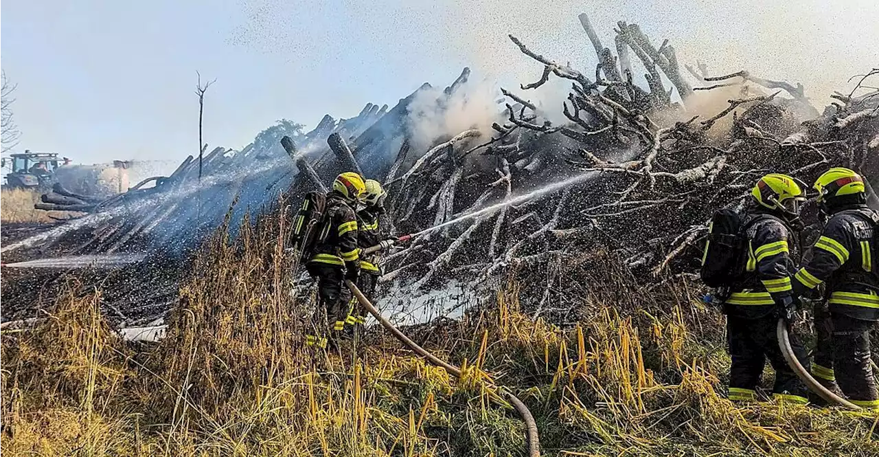 Mit Wasser befüllte Güllefässer werden zu rollender Reserve für die Feuerwehr