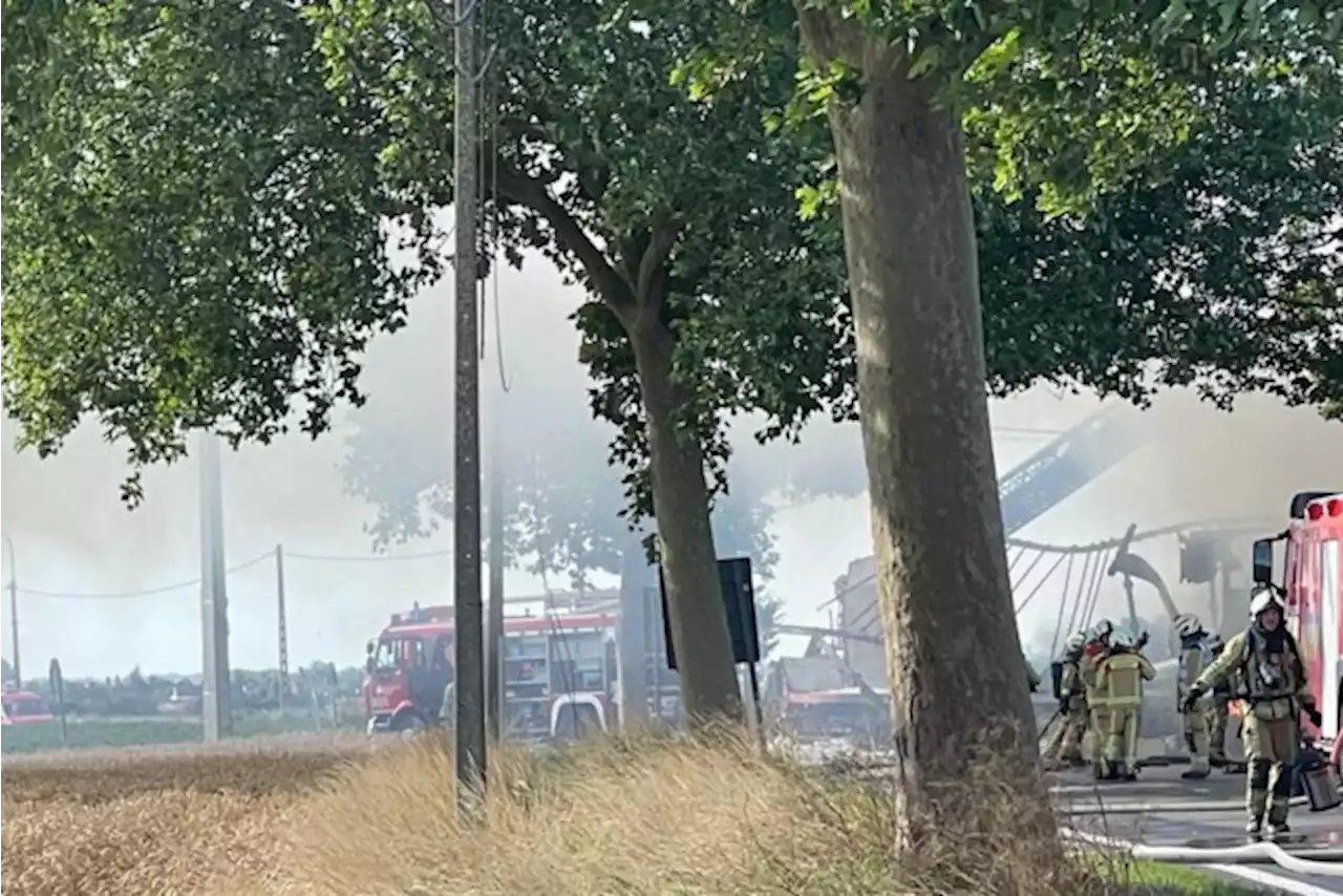 Dode en zwaargewonde bij ongeval met vrachtwagen in Heuvelland: brand slaat over op woningen